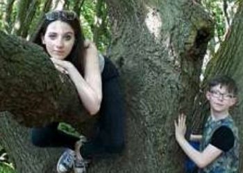 Po shokon botën: I bëri foto djalit, por u tmerrua kur pa kush ndodhej pas tij (Foto)