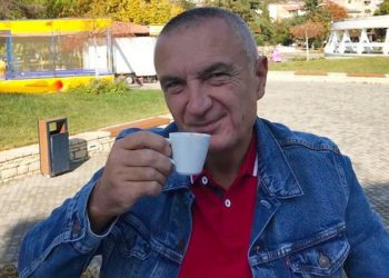 PS rrit presionin për shkarkimin e Presidentit! Meta publikon foton me mikeshën e tij Sashën: Përpiqet të kamuflojë frikën që e ka pushtuar