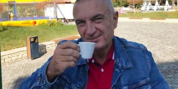 PS rrit presionin për shkarkimin e Presidentit! Meta publikon foton me mikeshën e tij Sashën: Përpiqet të kamuflojë frikën që e ka pushtuar