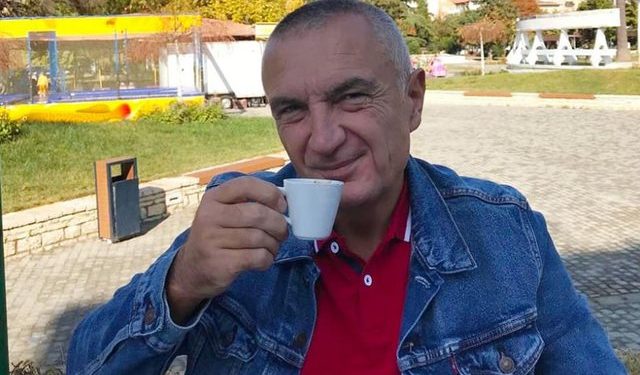 PS rrit presionin për shkarkimin e Presidentit! Meta publikon foton me mikeshën e tij Sashën: Përpiqet të kamuflojë frikën që e ka pushtuar