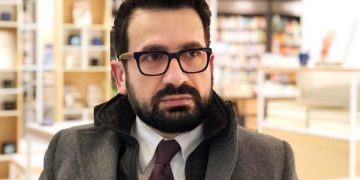 Kreshnik Spahiu nxjerr foton në përkujtim të një dhimbjeje të madhe: Më erdhën në mend pështymat, balta dhe urrejtja e shqiptarëve!