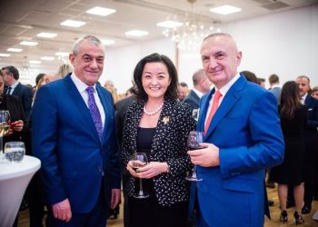 Irritim qytetar për takimet e ambasadores së SHBA me Metën, Ruçin dhe politikanët e tjerë: Kërkohet të arrestohen dhe t’u sekuestrohet pasuria