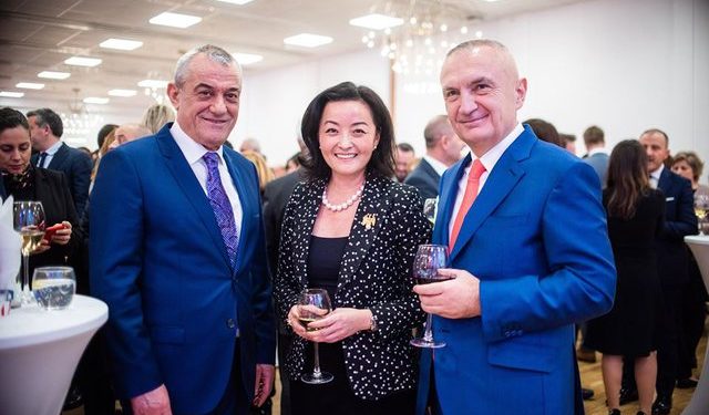 Irritim qytetar për takimet e ambasadores së SHBA me Metën, Ruçin dhe politikanët e tjerë: Kërkohet të arrestohen dhe t’u sekuestrohet pasuria