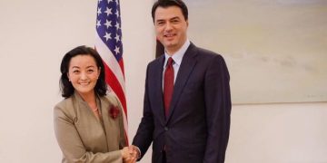 Yuri Kim i shkoi Bashës në zyrë, reagon ambasada e SHBA dhe zbulon porositë që iu dhanë kreut të PD
