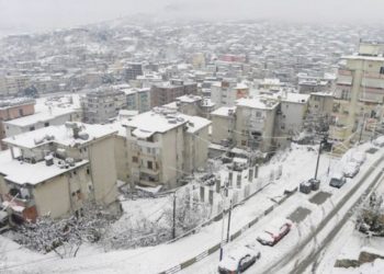 Qarku i Korçës zgjohet i zbardhur nga dëbora! Vjen paralajmërimi: Akset ku duhet të keni kujdes!