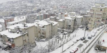 Qarku i Korçës zgjohet i zbardhur nga dëbora! Vjen paralajmërimi: Akset ku duhet të keni kujdes!