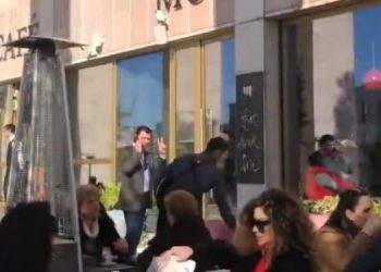 VIDEO/ Lulzim Basha harron bllokimet ndaj Veliajt, kapet “mat” duke shijuar kafen në sheshin “Skënderbej”