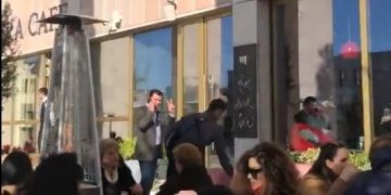 VIDEO/ Lulzim Basha harron bllokimet ndaj Veliajt, kapet “mat” duke shijuar kafen në sheshin “Skënderbej”