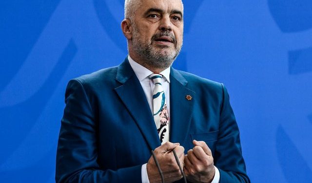 “Për familjen Berisha po bën gjë… a do rihapet çështja e Haklajve”?! Rama befason komentuesin me përgjigjen (A do ndërhyjë ligji special anti-KÇK)