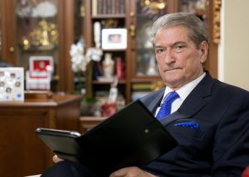 “O Sal, Zylfie Haklaj të ka çuar të fala ok! Mos dil nga…”, Berisha poston foton ku ironizon Ramën, qytetari i lë komentin befasues