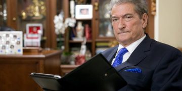 “O Sal, Zylfie Haklaj të ka çuar të fala ok! Mos dil nga…”, Berisha poston foton ku ironizon Ramën, qytetari i lë komentin befasues