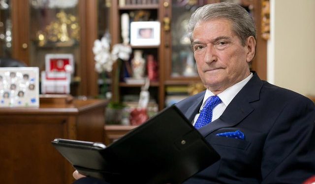 “O Sal, Zylfie Haklaj të ka çuar të fala ok! Mos dil nga…”, Berisha poston foton ku ironizon Ramën, qytetari i lë komentin befasues