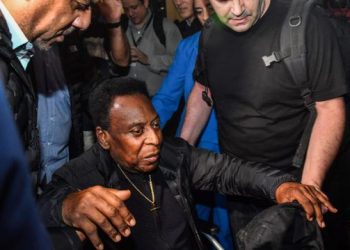 Është në siklet, nuk dëshiron ta shohin/ Legjenda e futbollit turpërohet të dalë nga shtëpia