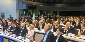 Kur do të vijnë 1.15 miliardë eurot e mbledhura nga Konferenca e Donatorëve në Shqipëri? Flet ambasadori i BE