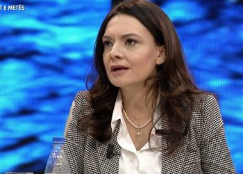 E quajti të çmendur, Spiropali lëshon gojën ndaj Tedi Blushit