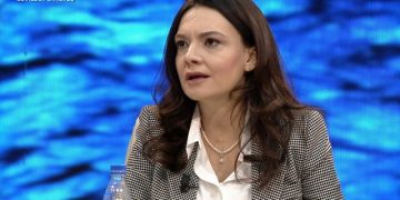 E quajti të çmendur, Spiropali lëshon gojën ndaj Tedi Blushit