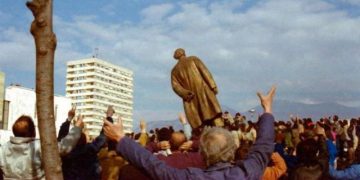 Fatmir Çepani: Ja çfarë ndodhi më 20 shkurt 1991, si u rrëzua busti i Hoxhës dhe presionet e Ramiz Alisë e Adil Çarçanit për të bllokuar transmetimin e pamjeve