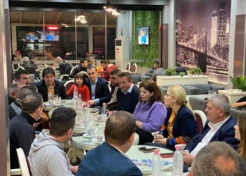 Pas fyerjeve ndaj ministres Gjonaj nga Shkodra, Monika  “e shtron” për qejf me “zarët e partisë dhe parat e hajnis” në Fushë Krujë (FOTO)