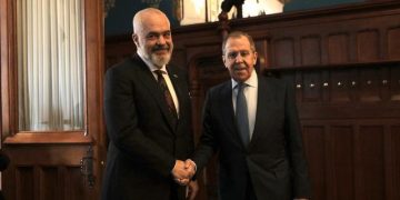 Çfarë nuk u pa nga vizita e kryeministrit në Moskë? Rama nxjerr fotot ‘pikante’ me ministrin rus!