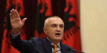 Meta nxjerr videon e betimit si President: Ndjekësit e “m.asakrojnë” me komente negative