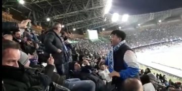 Videoja që po bën xhiron e rrjetit! Tifozi kinez ngrihet në këmbë dhe bërtet me të madhe në mes të stadiumit të Napolit: Qetësohuni, nuk jam me koronavirus!