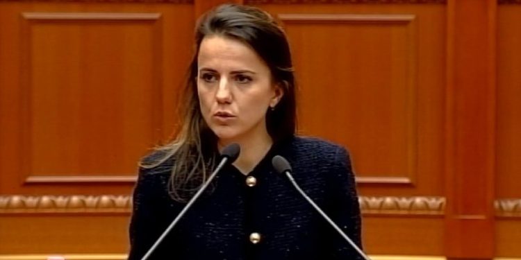“Anti-KÇK” sulmon ‘peshqit’ e mëdhenj, Rudina Hajdari bën deklaratën e fortë: Të godasë këtë grup miliarderësh