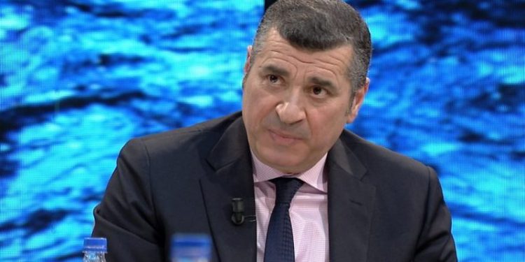 “Ai biznesmeni ishte në b.urg në kohën e PD”! Avokati i Edmond Begos nxjerr prapaskenat e rënda dhe kërcënon me padi demokratët
