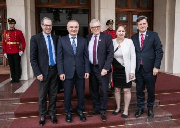 Meta u rikthehet sulmeve, kërkon ndihmën e KiE për të zhbërë 30 qershorin! PS e paralajmëron: Jepi fund bllokimit të zgjedhjeve në tre bashki  Zgjedhjet në Shqipëri do të mbahen në 2021, ndërsa zgjedhjet vendore në 2023!