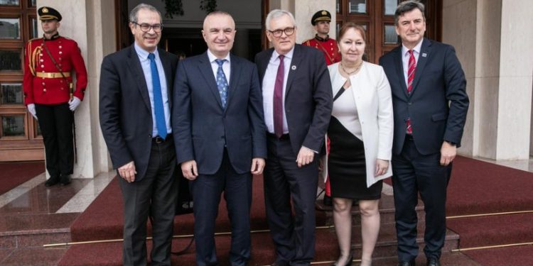 Meta u rikthehet sulmeve, kërkon ndihmën e KiE për të zhbërë 30 qershorin! PS e paralajmëron: Jepi fund bllokimit të zgjedhjeve në tre bashki  Zgjedhjet në Shqipëri do të mbahen në 2021, ndërsa zgjedhjet vendore në 2023!