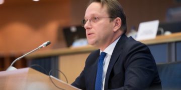 Komisionerit Varhelyi paralajmëron BE-n: Ju tregoj se çfarë ndodh me Shqipërinë nëse nuk hapen negociatat