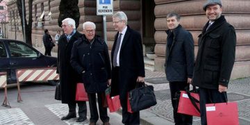 Komisioni i Venecias zbarkon në Tiranë, takon deputetët dhe përfaqësuesit e AMA