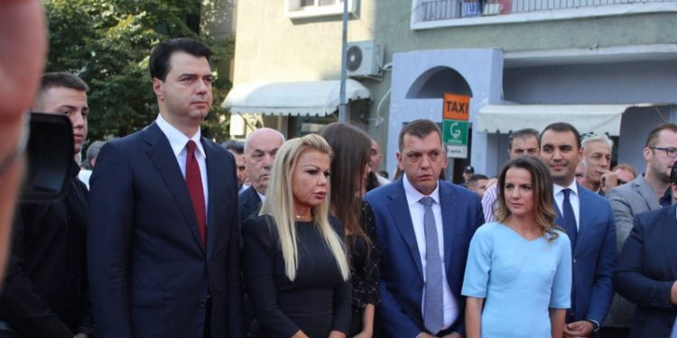 Drejtësi apo tallje: “Gruaja e Azem Hajdarit do gjykojë “lobistin” Lulzim Basha! Revoltohet gazetari i njohur dhe lëshon paralajmërimin e fortë…