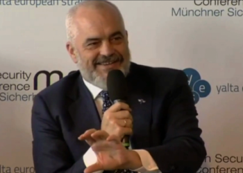 VIDEO/ Rama “ironizon” Francën, tregon gafën e tyre në sy të Macron: Shpërthejnë të qeshurat në konferencë