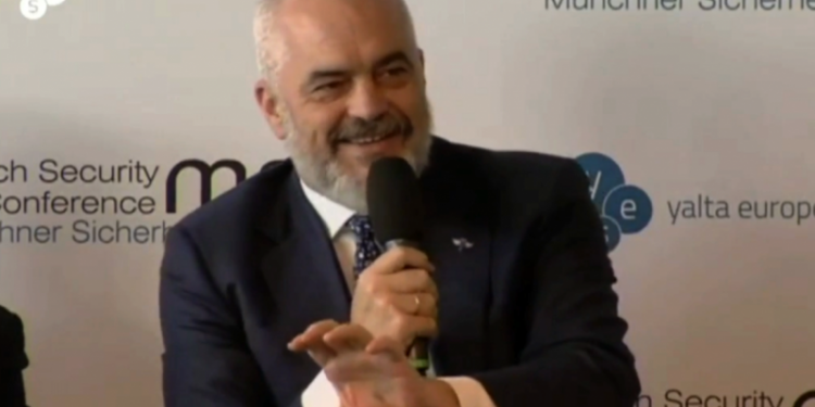 VIDEO/ Rama “ironizon” Francën, tregon gafën e tyre në sy të Macron: Shpërthejnë të qeshurat në konferencë