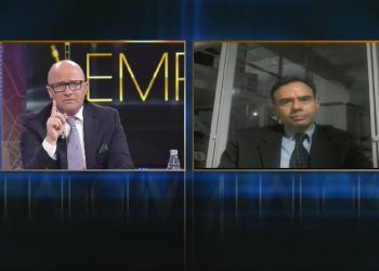 Ish-deputeti i PD del në krah të Metës, gazetari e kap ‘mat’ dhe ia thotë të gjitha troç në sy: Kush jeni ju? Juve e çuat vendin në këtë gjendje