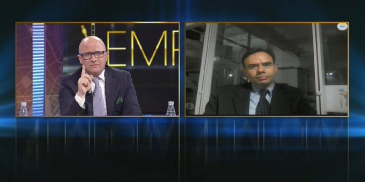 Ish-deputeti i PD del në krah të Metës, gazetari e kap ‘mat’ dhe ia thotë të gjitha troç në sy: Kush jeni ju? Juve e çuat vendin në këtë gjendje