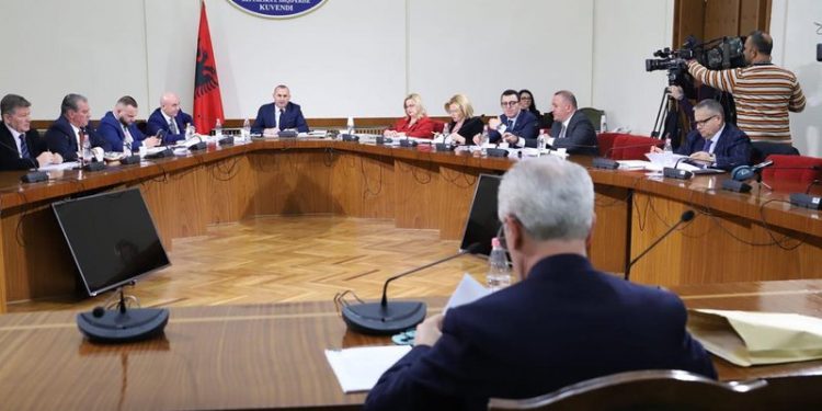 Kushtetuta s’mund të lexohet si roman! Kreu i KED dëshmon në Komisionin Hetimor: Presidenti tejkaloi pozicionin,pezullimi i garës shkelje flagrante