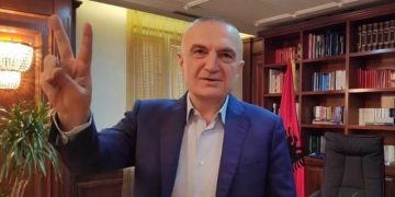 Meta josh demokratët me dy gishtat lart: Bashkohuni për pranverën kuqezi, në 2 mars sovrani do protestojë kundër puçistëve