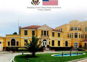 Ambasada e SHBA i jep shuplakë të fortë Metës: 2 marsin tubim politik, u kërkon amerikanëve të qëndrojnë larg, alarmohet presidenti