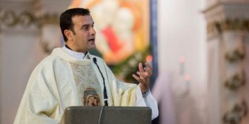 Thirrje “piskam” e Dom Gjergj Metës: Ju lutem mos ikni më nga Shqipëria! Këtu jemi dikushi e diku tjetër nuk jemi askushi