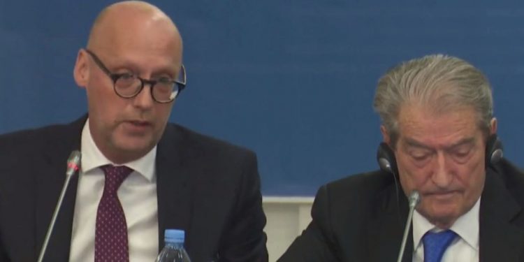 Këshilltari Henz shfaqet më në fund si Doktor