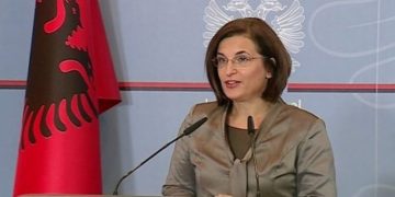 Largohet nga Shqipëria ish-ministrja! Në Francë krah  kandidatit të partisë  “La République en Marche”