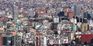 Paratë e “pista” rrisin çmimet e apartamenteve në Shqipëri: Shtëpitë më të lira në Europë sesa në Tiranë
