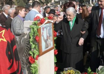 Ndahet nga jeta bashkëshortja e Hoxhës, Nexhmija