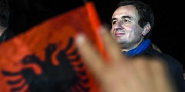 Kryetari i Komisionit për Sigurinë Kombëtare në Senatin amerikan i përcjell Kurtit shqetësimet e SHBA, kryeministri i Kosovës fsheh takimin