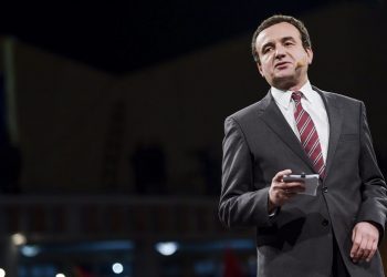 Albin Kurti përgjysmon pagat e qeverisë për një ndër shtetet më të varfër në rajon