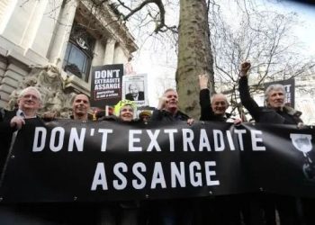 Qindra protestues kërkojnë lirimin e Julian Assange në mitingun në Londër