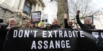 Qindra protestues kërkojnë lirimin e Julian Assange në mitingun në Londër