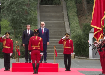Albin Kurti mbërrin në Tiranë, kryeministri Rama i bën pritjen madhështore (Video)