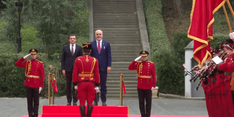 Albin Kurti mbërrin në Tiranë, kryeministri Rama i bën pritjen madhështore (Video)